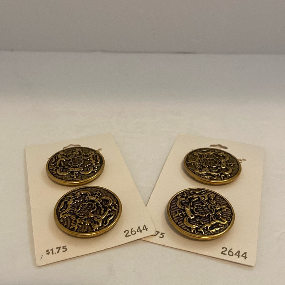 #3 Buttons La Mode Vintage Antique Gold 1 1/8” (2 packs)